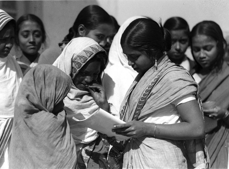 Tämän kuvan alt-attribuutti on tyhjä; Tiedoston nimi on 800px-literacy_day_in_india_1947.jpg